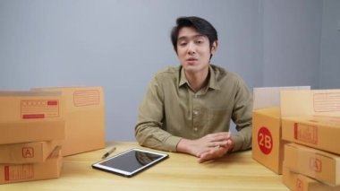 4k Kararlılığın iş konsepti. Ofiste Asyalı adam ürünleri sunuyor..