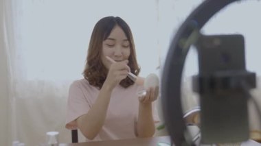 Tatil konsepti 4k Çözünürlük. Asyalı kızlar evde internette makyaj öğretiyor..