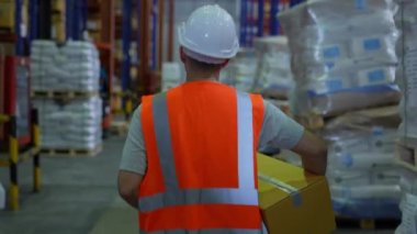 4k Kararlılığın iş konsepti. Çalışanlar malları depoya taşıyorlar..