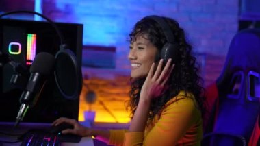 Tatil konsepti 4k Çözünürlük. Asyalı kadınlar çevrimiçi radyo programı sunuyorlar. Disk jokeyi. DJ mikrofonla konuşuyor..