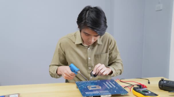 Conceito Tecnologia Resolução Homem Asiático Conectando Circuitos Eletrônicos Casa Reparação — Vídeo de Stock