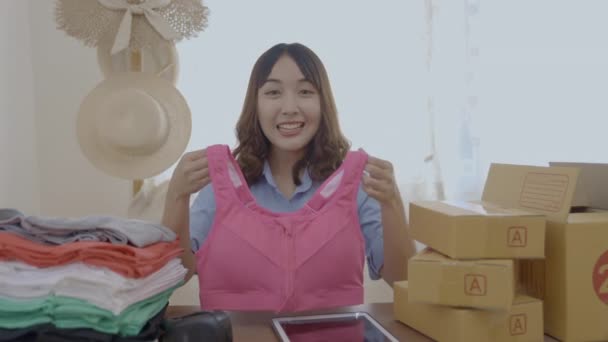 Kararlılığın Konsepti Ofiste Asyalı Kadın Ürünleri Sunuyor — Stok video
