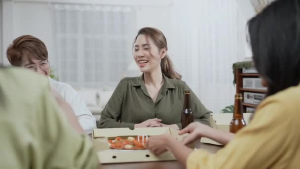 Ünnepi Koncepció Felbontás Egy Csapat Ázsiai Barátnő Pizzázik Otthon Szórakoztató — Stock videók