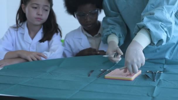 4K分辨率的教育概念 医科学生在课堂上练习缝补伤口 实习医生 培训模拟 — 图库视频影像