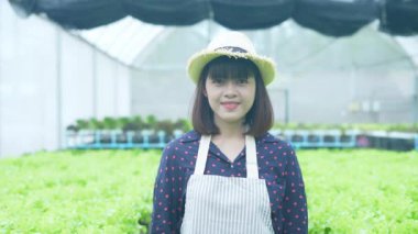 4k Çözünürlük Tarım Konsepti. Bahçenin sahibi müşterileri karşılamak için açık tabela tutuyor..