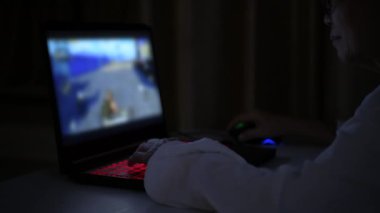 Tatil konsepti 4k Çözünürlük. Asyalı yaşlı kadınlar odada mutlu oyunlar oynuyorlar..