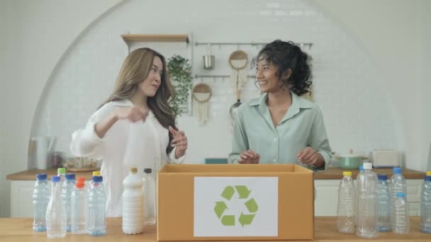 Çözünürlüğünün Doğa Koruma Kavramı Asyalı Kadınlar Evde Çöp Topluyor Oda — Stok video