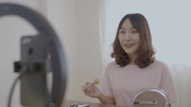 Tatil konsepti 4k Çözünürlük. Asyalı kızlar evde internette makyaj öğretiyor..