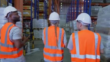 4k Kararlılığın iş konsepti. Depoda birlikte çalışan çalışanlar..