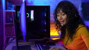 Tatil konsepti 4k Çözünürlük. Asyalı kadın oturma odasında oyun oynuyor. Online oyun oynamanın eğlencesi.