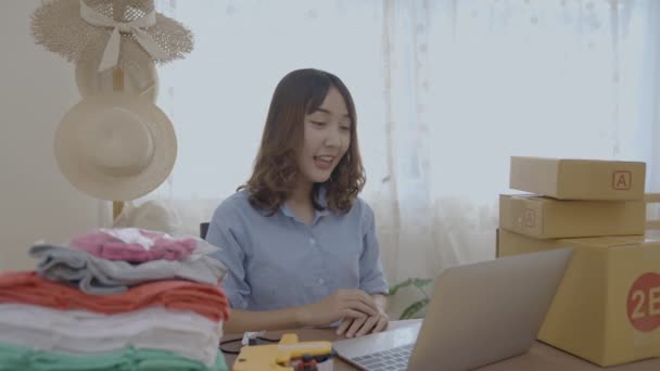 Affärsidé Resolution Asiatisk Kvinna Presenterar Produkter Kontoret — Stockvideo