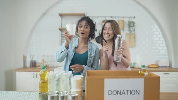 Çözünürlük Gönüllü Konsepti Asyalı Kadınlar Evde Bağış Kutusunda Yiyecek Paketliyorlar — Stok video