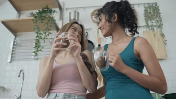 Urlaubskonzept Der Auflösung Asiatische Frauen Beim Gemeinsamen Kaffee Der Küche — Stockvideo
