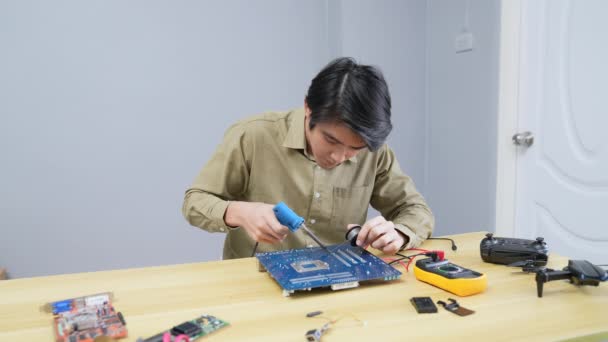 Concept Technologique Résolution Asiatique Branchant Des Circuits Électroniques Dans Maison — Video