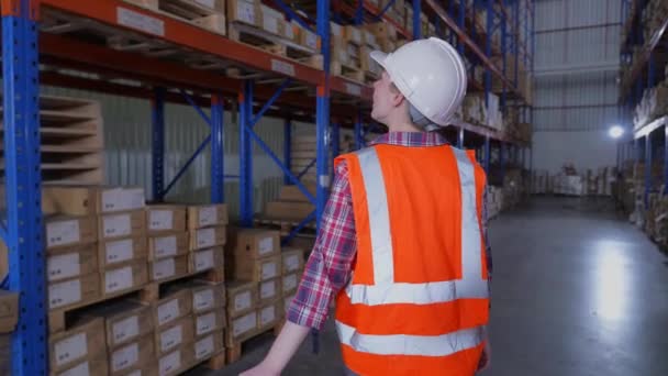 4K解析度的业务概念 员工们在仓库里搬运货物 — 图库视频影像