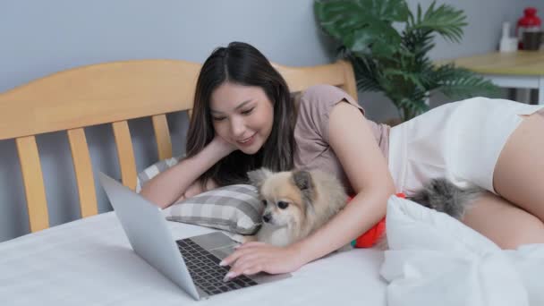 Urlaubskonzept Der Auflösung Asiatische Mädchen Arbeiten Mit Computern Schlafzimmer — Stockvideo
