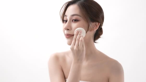 Beauty Concept Resolution Asian Girls Rub Cheeks Powder Foundation — Wideo stockowe