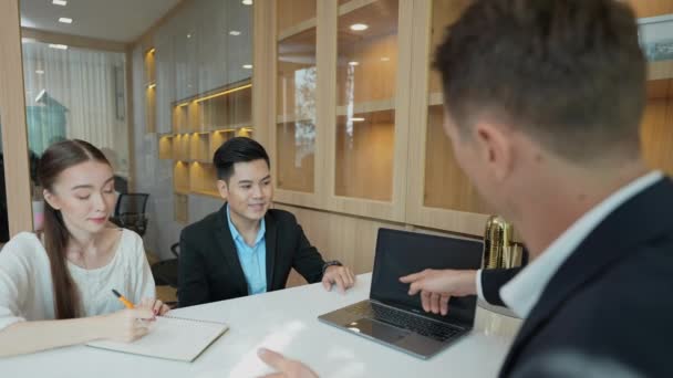 Business Concept Resolution Manager Having Meeting Partner Office — ストック動画