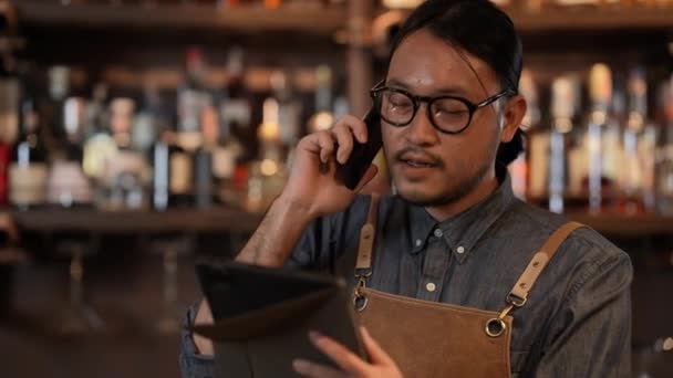 Night Club Concept Resolution Bartender Taking Orders Customers Phone Restaurant — 图库视频影像