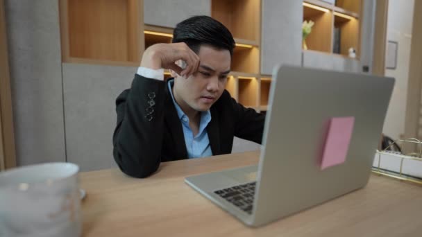 4K解像度のビジネスコンセプト コンピュータを使って情報を探している若いアジア人男性 — ストック動画