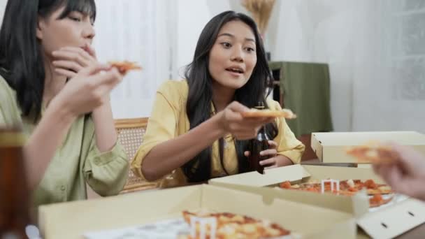 Διακοπές Έννοια Του Ψηφίσματος Μια Ομάδα Ασιάτισσες Φίλες Τρώνε Πίτσα — Αρχείο Βίντεο