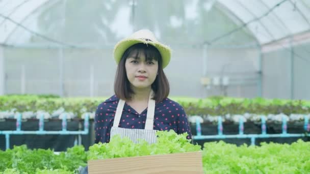 Konsep Pertanian Resolusi Wanita Asia Yang Menjelaskan Tentang Budidaya Sayuran — Stok Video