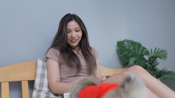 Urlaubskonzept Der Auflösung Asiatin Ruft Ihren Hund Schlafzimmer — Stockvideo