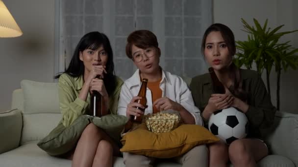 Holiday Concept Resolution Group Asian Women Watching Soccer Match Broadcast — ストック動画
