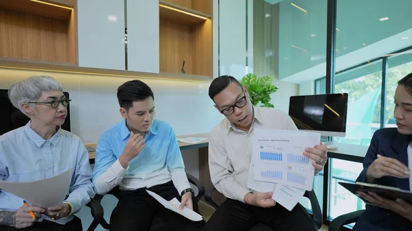 4K解像度のビジネスコンセプト アジアの若いビジネスグループがオフィスでディスカッションをしています カジュアルビジネスプラン — ストック写真