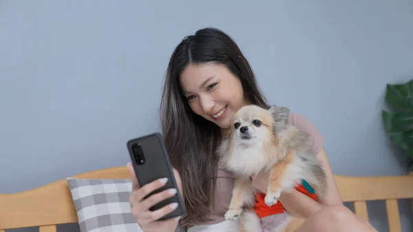 Concepto Vacaciones Resolución Chicas Asiáticas Jugando Teléfonos Celulares Dormitorio Tome — Foto de Stock