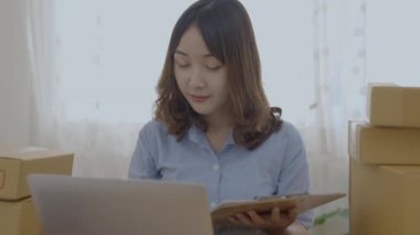 4k Kararlılığın iş konsepti. Çalışanlar müşteri siparişlerini kontrol etmek için bilgisayar kullanıyorlar.