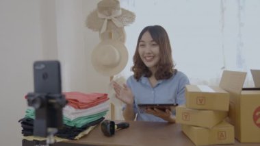 4k Kararlılığın iş konsepti. İnternette müşterilerle konuşan Asyalı bir kadın..