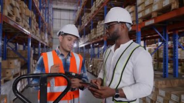4k Kararlılığın iş konsepti. Çalışanlar depodaki malları denetlemek için birlikte çalışıyorlar..