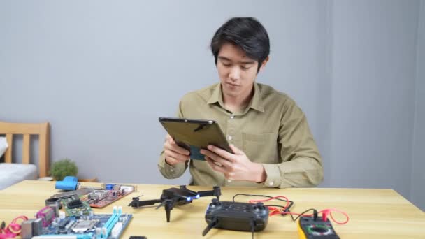 Technologie Concept Van Resolutie Aziatische Man Repareert Drone Kamer Controle — Stockvideo