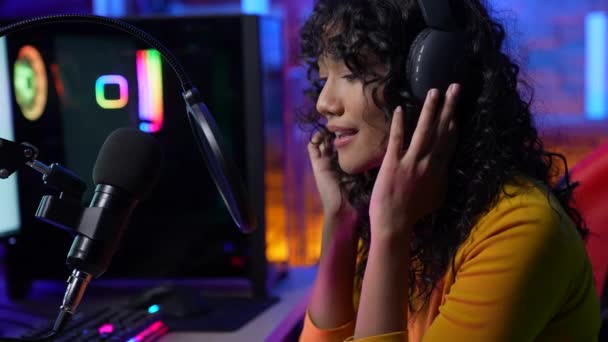 4K解像度のストリーミングコンセプト スタジオで歌を録音するアジアの女性 オンラインで生放送 — ストック動画