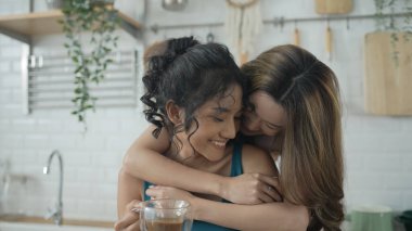 Tatil konsepti 4k Çözünürlük. Asyalı kadınlar mutfakta kahve içiyorlar. Genç kadınların ortak bir lezbiyen ilişkisi var..