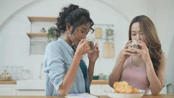 Праздничная Концепция Resolution Азиатки Пьют Кофе Вместе Кухне Молодые Женщины — стоковое фото