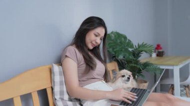 Tatil konsepti 4k Çözünürlük. Yatak odasında bilgisayarla çalışan Asyalı kızlar..