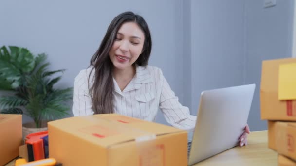 Business Concept Resolution Asian Women Selling Products Online Using Computers — Video Stock