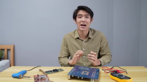 Technologie Concept Van Resolutie Aziatische Man Leert Zichzelf Eenvoudige Apparaten — Stockvideo