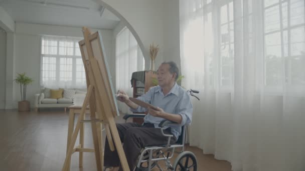 4K解像度のアーティストコンセプト リビングルームでアジアの男の絵画 アーティストが作品を作っています — ストック動画