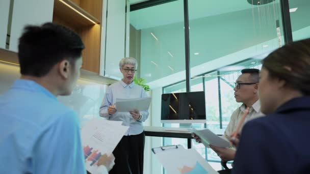 Concepto Negocio Resolución Grupo Jóvenes Empresarios Asiáticos Tienen Reunión Discusión — Vídeos de Stock