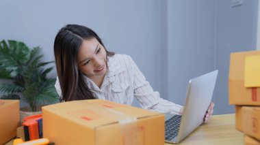 4k Kararlılığın iş konsepti. Asyalı kadınlar internette bilgisayar kullanarak ürün satıyorlar. Müşterilerle iletişim.