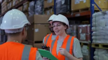 4k Kararlılığın iş konsepti. Çalışanlar depoda işbirliği yapmayı planlıyor. sanayi işi.