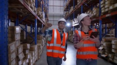 4k Kararlılığın iş konsepti. Depoda birlikte çalışan çalışanlar..