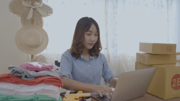 Kararlılığın Konsepti Çalışanlar Müşteri Siparişlerini Kontrol Etmek Için Bilgisayar Kullanıyorlar — Stok video