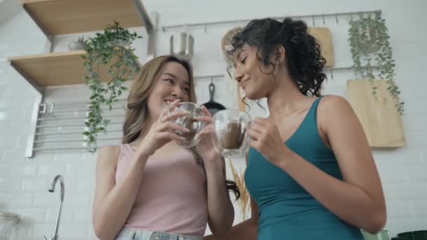 Vakantie Concept Van Resolutie Aziatische Vrouwen Die Samen Koffie Drinken — Stockvideo