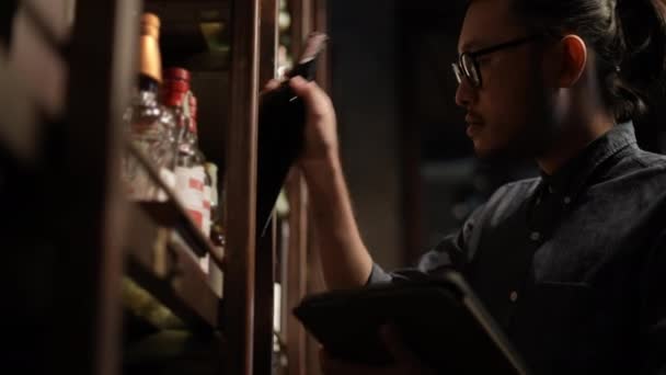 Gece Kulübü Konsepti Kararlılık Barmen Mağazadaki Malları Kontrol Ediyor Alkollü — Stok video