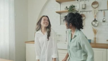 Tatil konsepti 4k Çözünürlük. Asyalı kadınlar mutfakta birlikte dans ediyorlar. Genç kadınların ortak bir lezbiyen ilişkisi var..