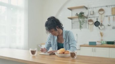 Tatil konsepti 4k Çözünürlük. Asyalı kadınlar mutfakta kahve içiyorlar. Genç kadınların ortak bir lezbiyen ilişkisi var..